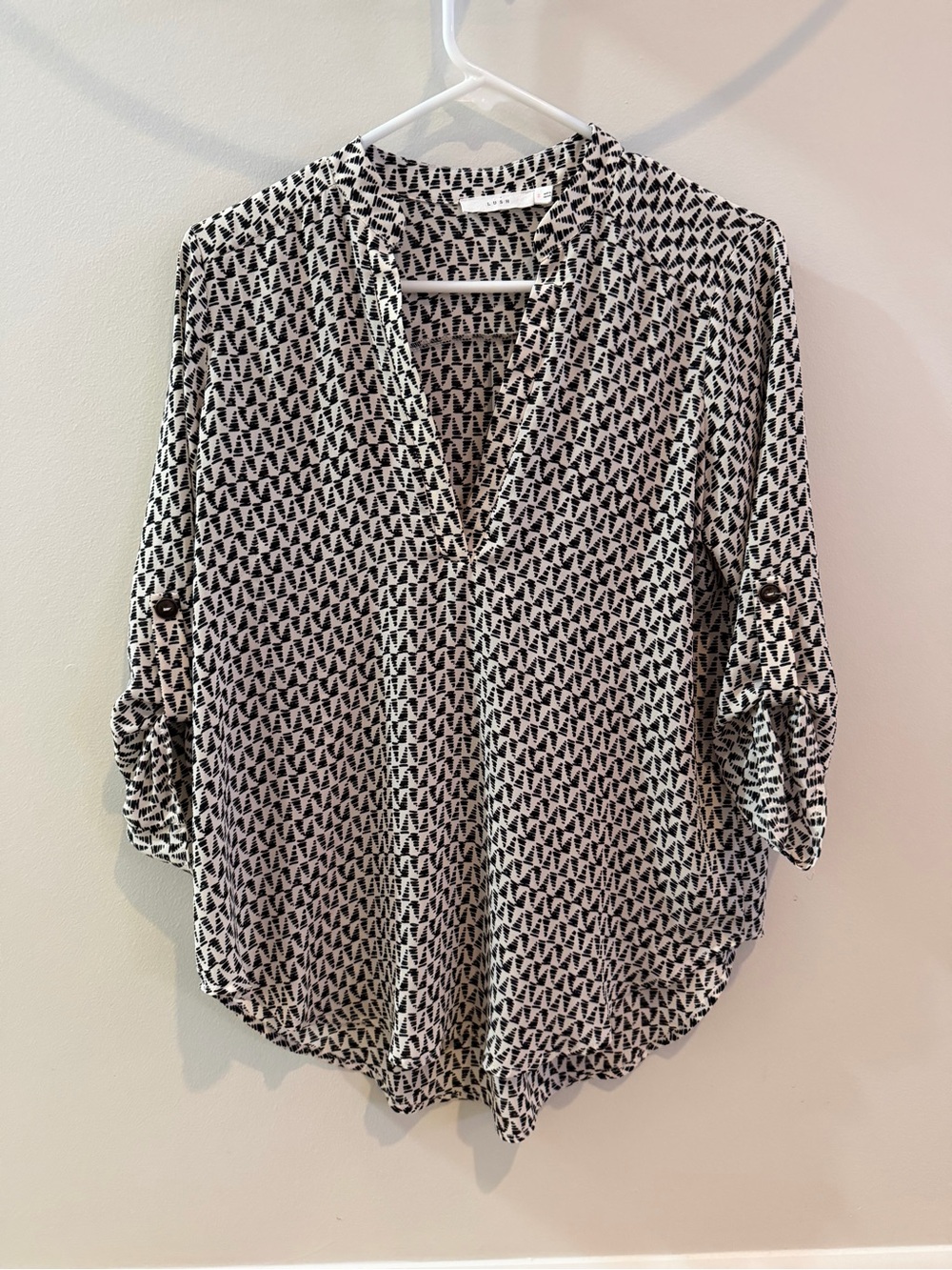Lush Black & White Printed Roll-Tab Sleeve Blouse